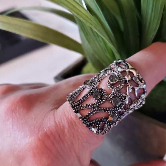 Silver Tone and Black Jewels Stretch Band Ring 💥3 for $24💥 - Picture 8 of 14